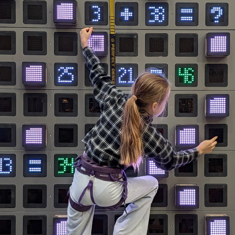 Dziewczynka grające w Plusika na SkyWall