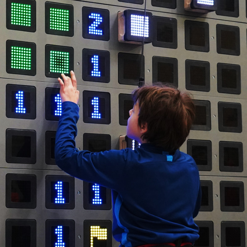 Chłopiec grający w Sapera na SkyWall