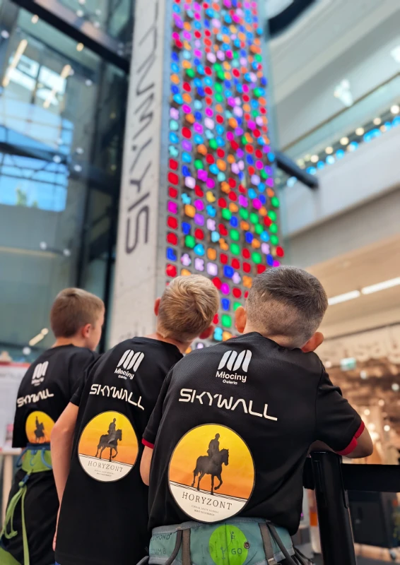 Zawodnicy druzyny Horyzont na tle ścianki SkyWall